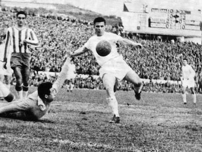 Puskas marca un gol ante Piris, portero del Granada, en la temporada 1959-1960.