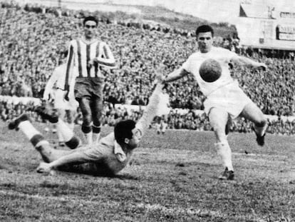 Puskas marca un gol ante Piris, portero del Granada, en un partido correspondiente a la temporada 1959-1960.