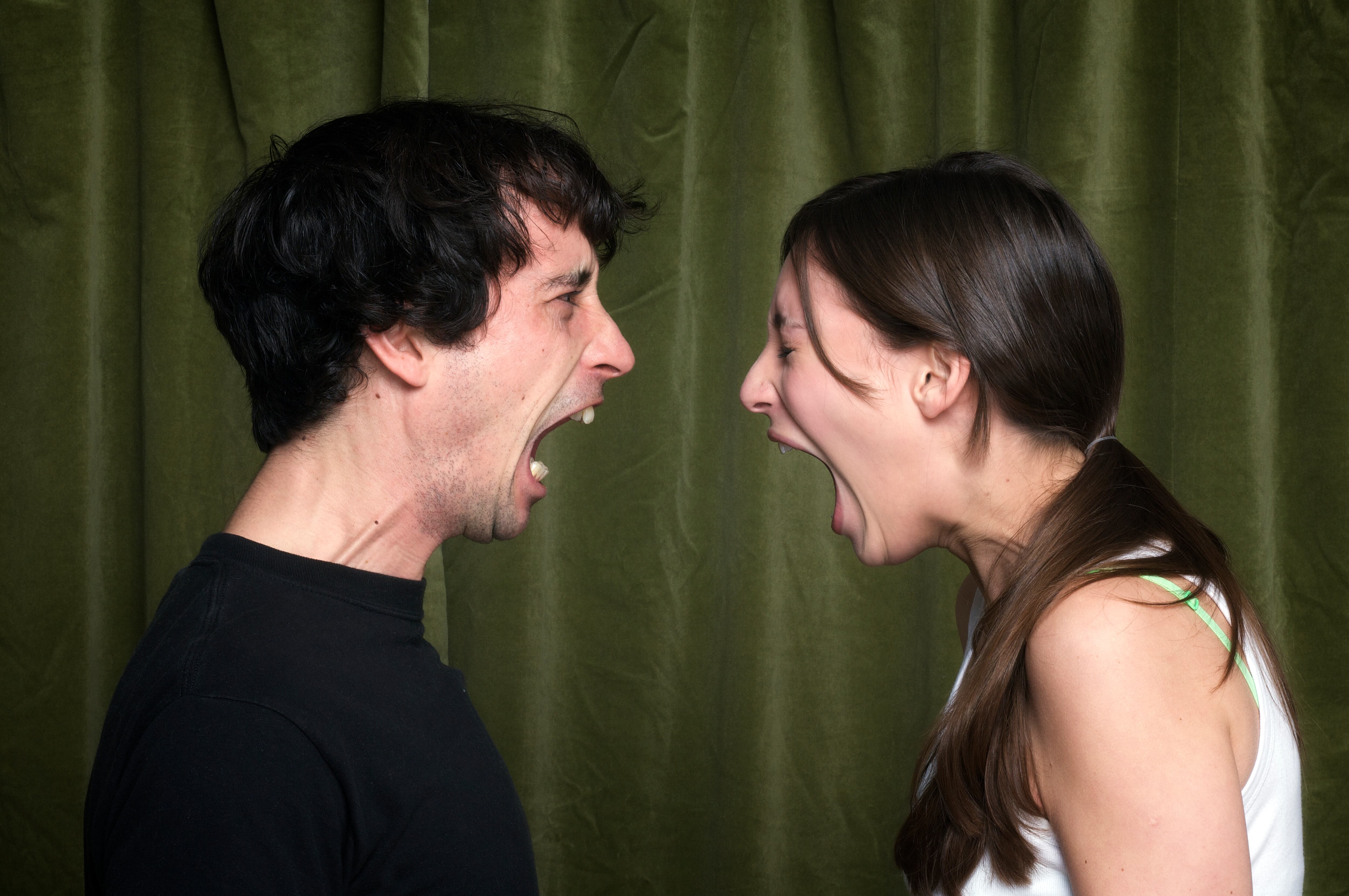 Una pareja discute cara a cara.