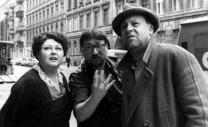 El director Rainer Werner Fassbinder (en el centro), da instrucciones a Elma Karlowa y Günter Lamprecht en un momento del rodaje de 'Berlin Alexanderplatz'.