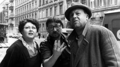 El director Rainer Werner Fassbinder (en el centro), da instrucciones a Elma Karlowa y Günter Lamprecht en un momento del rodaje de 'Berlin Alexanderplatz'.