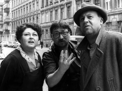 El director Rainer Werner Fassbinder (en el centro), da instrucciones a Elma Karlowa y Günter Lamprecht en un momento del rodaje de 'Berlin Alexanderplatz'.