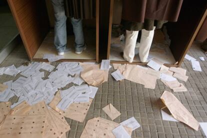 Papeletas esparcidas por el suelo en un colegio electoral durante las elecciones de marzo de 2008.