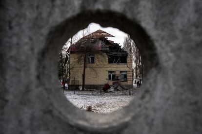 Un edificio de la oficina de impuestos ha sido severamente dañado por los bombardeos rusos, se ve a través de la cerca, Kiev.