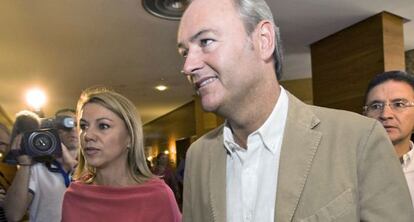 Mar&iacute;a Dolores de Cospedal y Alberto Fabra ayer en el hotel donde se celebrara la escuela de verano. 