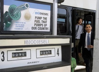 Obama, junto a un surtidor de biocombustible, tras bajarse de un autobús que utiliza este carburante en New Hampshire en abril de 2007.