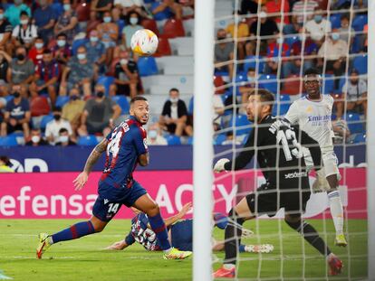 Vinicius marca el segundo gol al Levante.