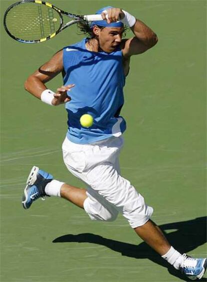 Nadal golpea la pelota en el partido ante Chela