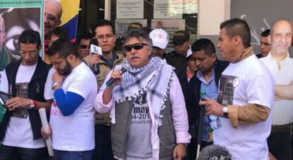 Jes&uacute;s Santrich, en julio pasado, en una protesta exigiendo el cumplimiento de la ley de amnist&iacute;a para las FARC.