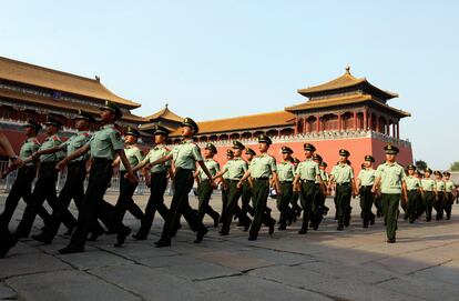 Policías desfilan por una de las puertas de acceso a la Ciudad Prohibido, al norte de la plaza de Tiananmen.