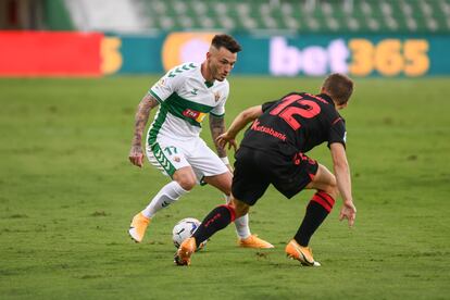 Josan encara a Ahien Muñoz, en el debut del Elche en Primera.