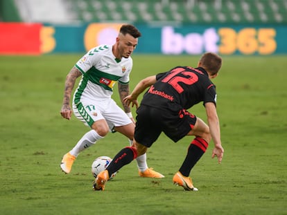 Josan encara a Ahien Muñoz, en el debut del Elche en Primera.