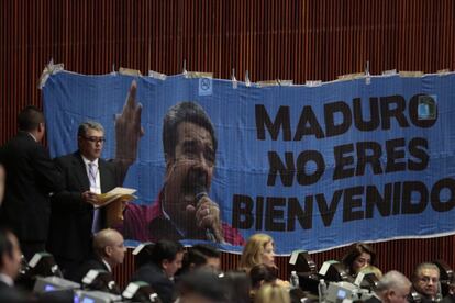 La bancada del PAN coloca una pancarta en inconformidad por la asistencia del presidente de Venezuela, Nicolás Maduro. El mandatario del país sudamericano decidió, a última hora, no asistir al acto, pero sí acudió después a la comida de gala.