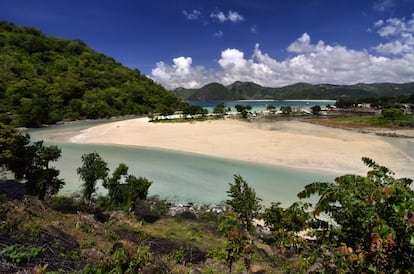 El litoral sur de Lombok goza de una belleza agreste y pocos turistas, lo que genera un gran debate sobre el potencial turístico de la región. Se entiende al divisar la impoluta playa Selong Blanak (en la foto), una franja de arena perfecta donde resulta sublime nadar en cristalinas aguas turquesa. La parte posterior de la bahía alberga una medialuna de fina arena blanca; una playa de ensueño con todos los servicios derivados de su descubrimiento. Cerca hay otras playas casi vírgenes.