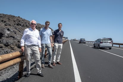 Fernando Hernández; Juan Barios y Rosendo Martínez, sobre el asfalto de la nueva carretera a la costa, en La Palma. 