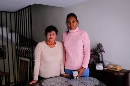 Ana Rita Perdomo, abuela adoptiva de Sara Sofía Galván, y Xiomara.