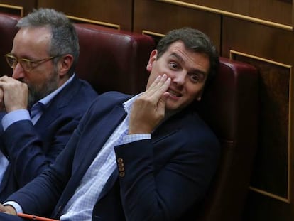 Albert Rivera y Juan Carlos Girauta, en el pleno del Congreso de los Diputados. 