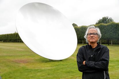 Anish Kapoor, junto a una escultura suya en Norfolk, este 9 de julio.