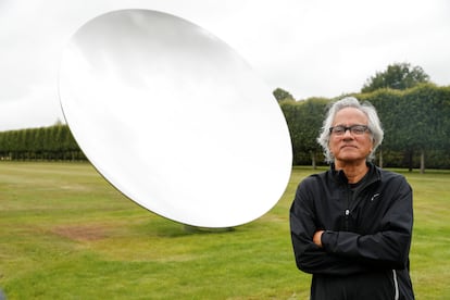 Anish Kapoor, junto a una escultura suya en Norfolk, este 9 de julio.