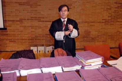 El juez Ángel Dolado se prepara antes de iniciar el juicio civil, en Zaragoza, por el accidente del avión Yak-42.