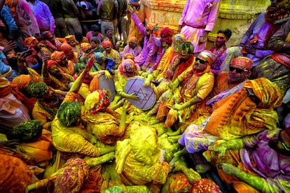El Holi es uno de los festivales más vibrantes en el calendario cultural de la India, y en él se rompen también las barreras sociales entre ricos y pobres o entre hombres y mujeres. Recibe distintos nombres en varias partes del país, e incluso tiene diferentes duraciones. En Barsana, por ejemplo, se celebra una fiesta previa: el Lathmar Holi Festival (en la imagen), que tiene sus raíces en una leyenda hindú que cuenta que Krishna viajó desde su pueblo natal de Nandgaon hasta Barsana para visitar a su amada Radha.