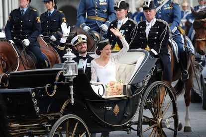 El príncipe Carl Philip de Suecia y su esposa la Princesa Sofía de paseo en Suecia en el cortejo de la boda después de su ceremonia de matrimonio. 