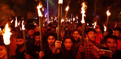 Activists of All Assam Students' Union (AASU) take part in a torch light procession in protest against the Citizenship (Amendment) Bill 2016 proposal to provide citizenship or stay rights to minorities from Bangladesh, Pakistan and Afghanistan in India, in Guwahati on May 14, 2018. / AFP PHOTO / Biju BORO