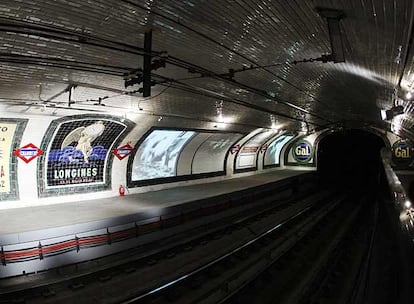 Andén de la estación de Chamberí, situado bajo la plaza del mismo nombre, que ayer reabrió como museo de Metro de Madrid tras una restauración de 18 meses.