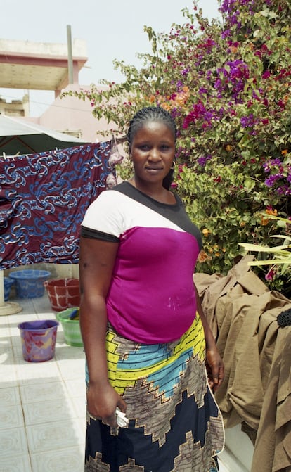 Más del 80% de las mujeres trabajan en el sector informal, el cual constituye el 41.6% del PIB en Senegal. La falta de regulación conlleva la precariedad e inseguridad laboral para todas estas trabajadoras que están excluidas del sistema de seguridad social y expuestas a abusos en su lugar de empleo. en la fotografía, una mujer lava las sábanas a mano en un hostal de Dakar.