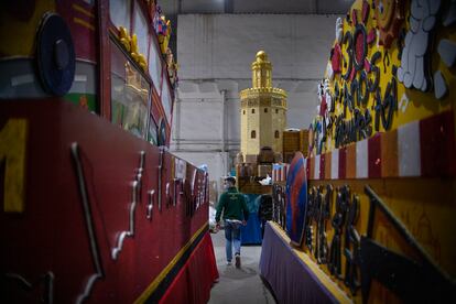 Últimos preparativos en las carrozas que saldrán a la calle en la cabalgata de Reyes Magos en Sevilla.