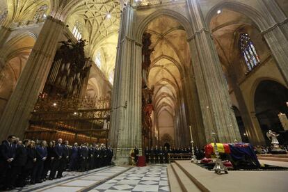 El cardenal Carlos Amigo Vallejo, arzobispo de Sevilla entre 1982 y 2009 y amigo de la fallecida aristócrata, ha presidido la ceremonia.