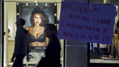 Uno de los carteles que cuelga frente a un escaparate dentro del "Tendedero de ideas contra la violencia de género".