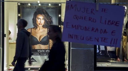 Uno de los carteles que cuelga frente a un escaparate dentro del &quot;Tendedero de ideas contra la violencia de g&eacute;nero&quot;.