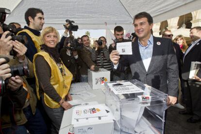 Joan Lapora vota en el ensayo de la c0nsulta independentista en la Barceloneta.