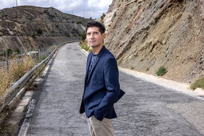 Paco Cerdá, en una carretera del municipio de Sax, por donde pasó el cortejo fúnebre de José Antonio.