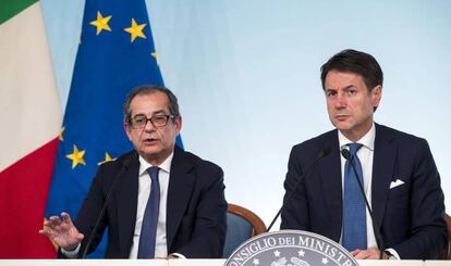 El ministro de Economía italiano, Giovanni Tria (i), y el primer ministro italiano, Giuseppe Conte (d).