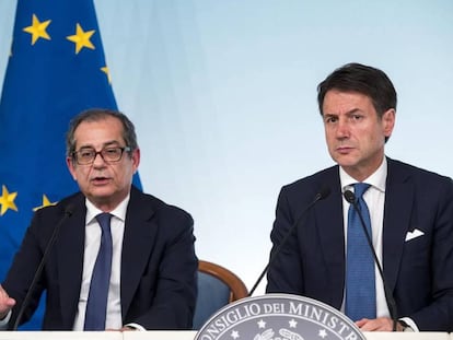 El ministro de Economía italiano, Giovanni Tria (i), y el primer ministro italiano, Giuseppe Conte (d).