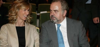 La ministra de Ciencia e Innovación, Cristina Garmendia, conversa con Ignacio Polanco, presidente del Grupo Prisa