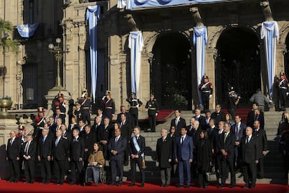 Mauricio Macri y su equipo frente a la sede del Gobierno en Tucumán.