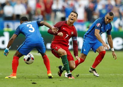 Cristiano Ronaldo cae después su encontronazo con Payet.