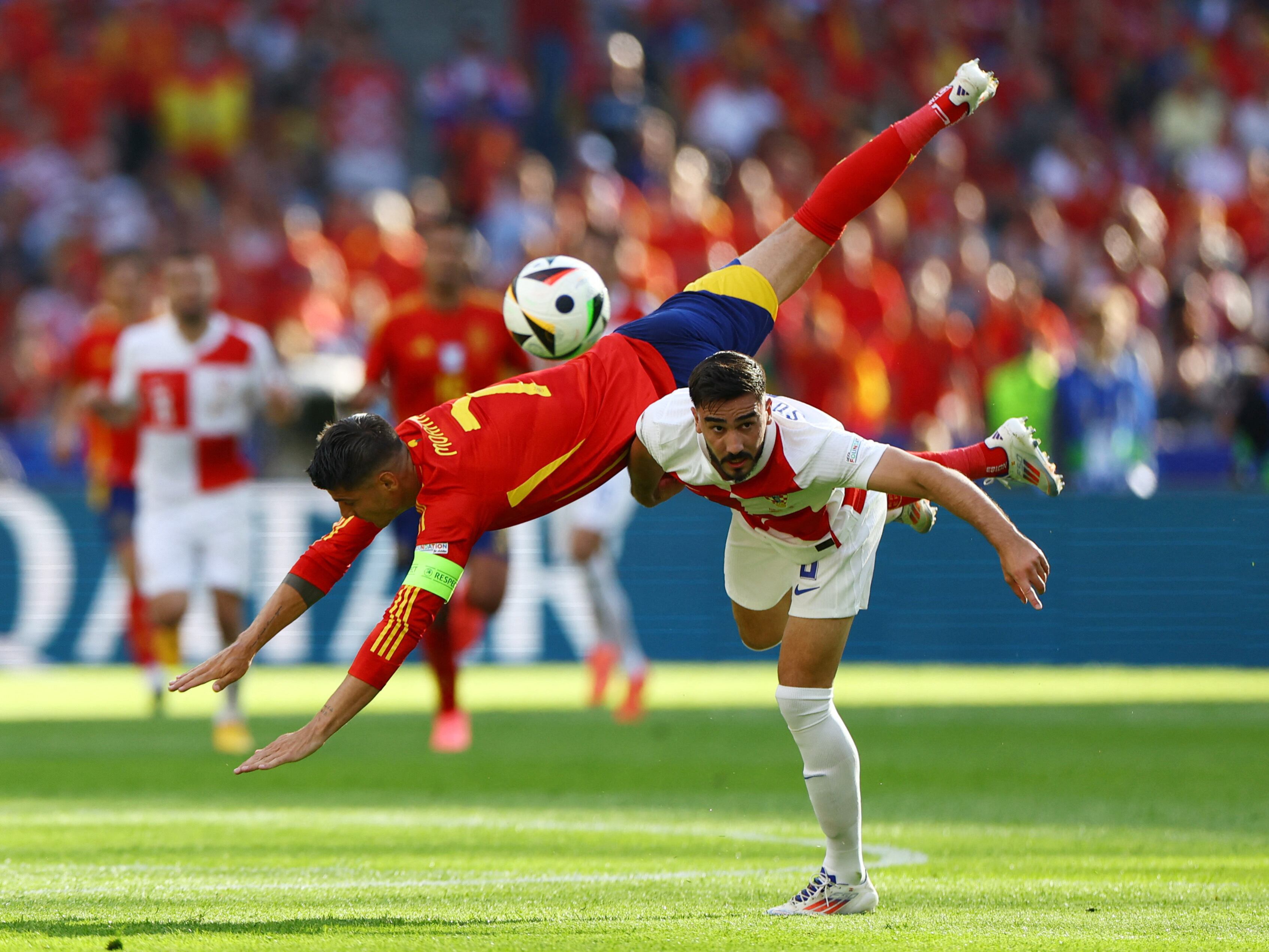 Sutalo, de Croacia, derriba a Álvaro Morata, en un momento del partido.