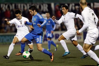 Isco intenta sortear a los defensores del Xàtiva