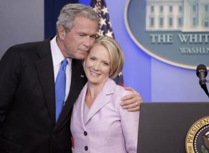 El presidente de los EE UU, George W. Bush, abraza a Dana Perino, la nueva secretaria de la Casa Blanca, tras anunciar su nombramiento.