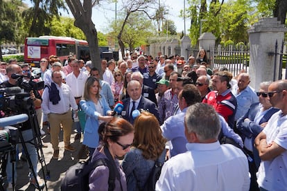 El portavoz de la plataforma en defensa de los regadíos del Condado, Julio Díaz, en la puerta del Parlamento andaluz.