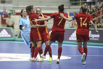 Las jugadores de la selección española celebran uno de los goles.