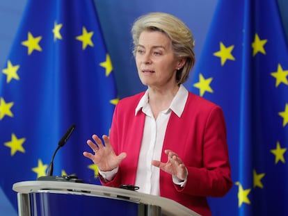 La presidenta de la Comisión Europea, Ursula von der Leyen, en una rueda de prensa este martes en Bruselas.