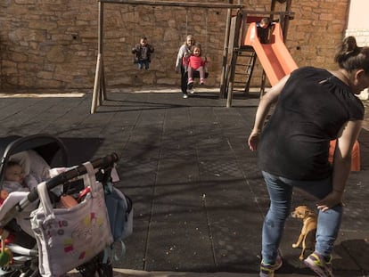 Niños juegan en el parque de Allepuz (Teruel).