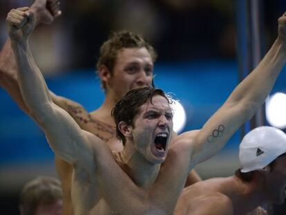 Clement Lefert celebra la victoria en los 4x100.