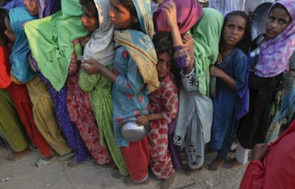 Niñas y jóvenes hacen cola para recibir comida en un campamento de desplazados, en el sur del país.