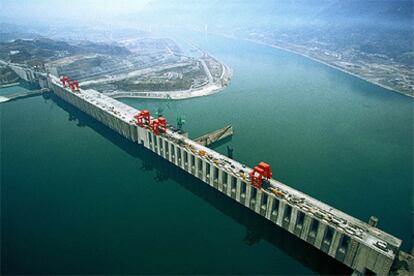 Panorámica de la presa de las Tres Gargantas en Yichang (China) en 2004.